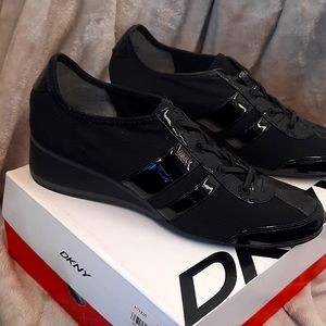DKNY RAINA BLACK & PATENT SLIP ON WEDGE SNEAKER